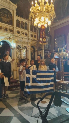 Τα παιδιά της κατηχητικής ομάδας της Ενορίας του Ι. Ναού Ταξιαρχών Ερμουπόλεως τίμησαν την Επέτειο της 28ης Οκτωβρίου