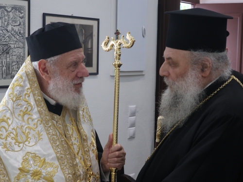 Μεταβάς στη Νάξο, ο Σεβασμιώτατος κ. Δωρόθεος Β΄ ευχήθηκε στον εορτάζοντα Μητροπολίτη Παροναξίας, Σεβασμιώτατο κ. Καλλίνικο
