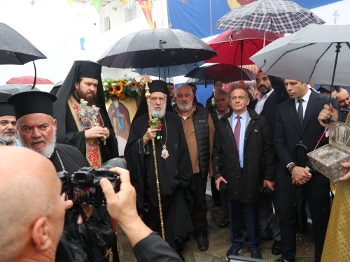 Παρά την πίπτουσα ευεργετική βροχή, οι Μυκόνιοι τίμησαν σήμερα τον Πολιούχο τους Άγιο Μεγαλομάρτυρα Αρτέμιο 