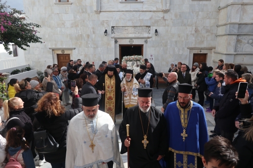 Οι ψυχρές του ανέμου ριπές δεν εμπόδισαν τους Μυκονίους να συνοδεύσουν την  κάθοδο της  Αγίας Εικόνος της  Παναγίας, της επιλεγομένης  Τουρλιανής, από το Καστρομονάστηρό Της στην Άνω Μέρα στον Ιερό Ναό της Παναχράντου, στη Χώρα Μυκόνου