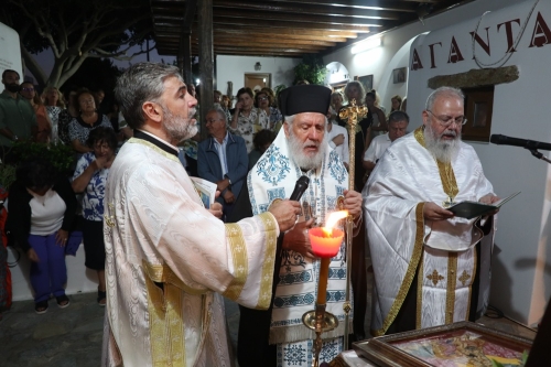 Η ακολουθία του Παρακλητικού Κανόνος στο παρεκκλήσιο του Αγίου Μηνά στη Μύκονο