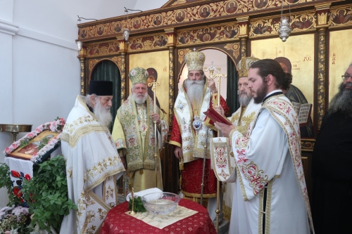 Τρισαρχιερατική Θεία Λειτουργία στον Ιερό Ναό της Αγίας Αθηνάς, στο Ακρωτήρι της Θήρας