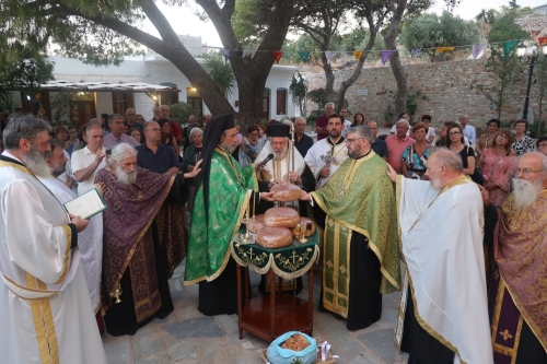 Οι ευσεβείς Ερμουπολίτες τίμησαν με την αθρόα προσέλευσή τους την εορτή της Παγκοσμίου Υψώσεως του Τιμίου Σταυρού στον ομώνυμο Ιερό Ναό της Παρακοπής Σύρου